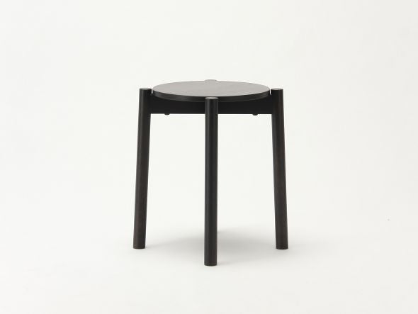 Hocker Castor Plus in Schwarz, BIG-GAME für Karimoku New Standard — Studioansicht von vorne Nr. 16 | Antifer