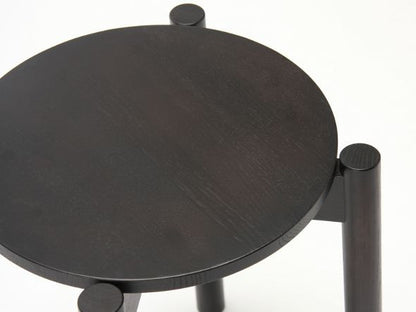 Hocker Castor Plus — schwarze Sitzfläche von oben, sichtbare Zapfen der drei Beine | Antifer