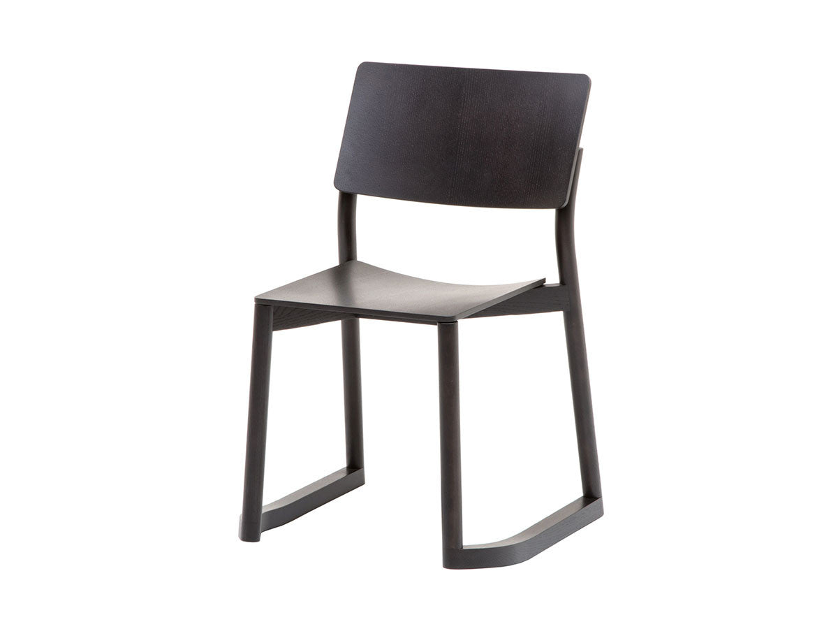 Panorama-Stuhl mit Kufen in Grain Matt Black, auf weißem Grund