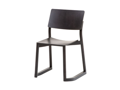 Panorama-Stuhl mit Kufen in Grain Matt Black, auf weißem Grund