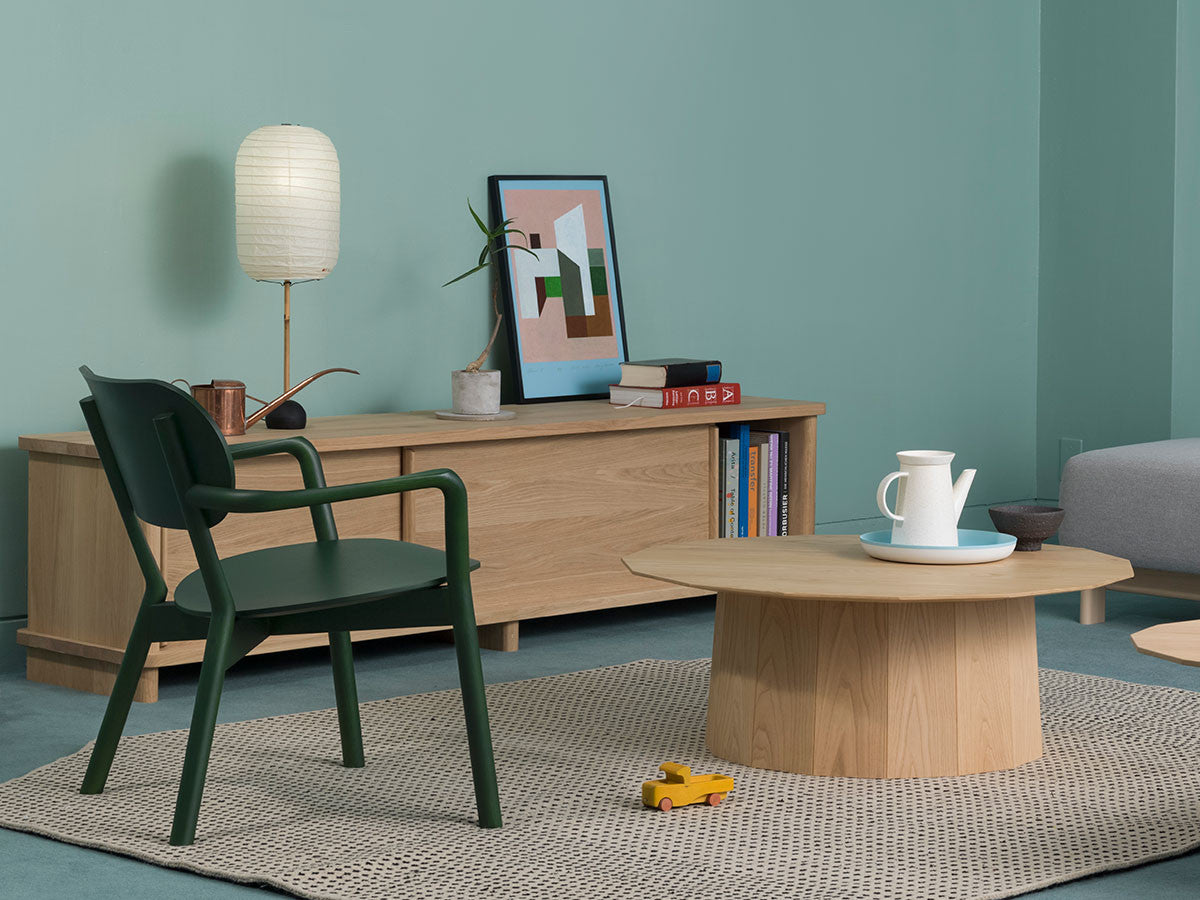 Sillón bajo Castor verde en primer plano de un salón verde agua, encuadre cercano | Antifer
