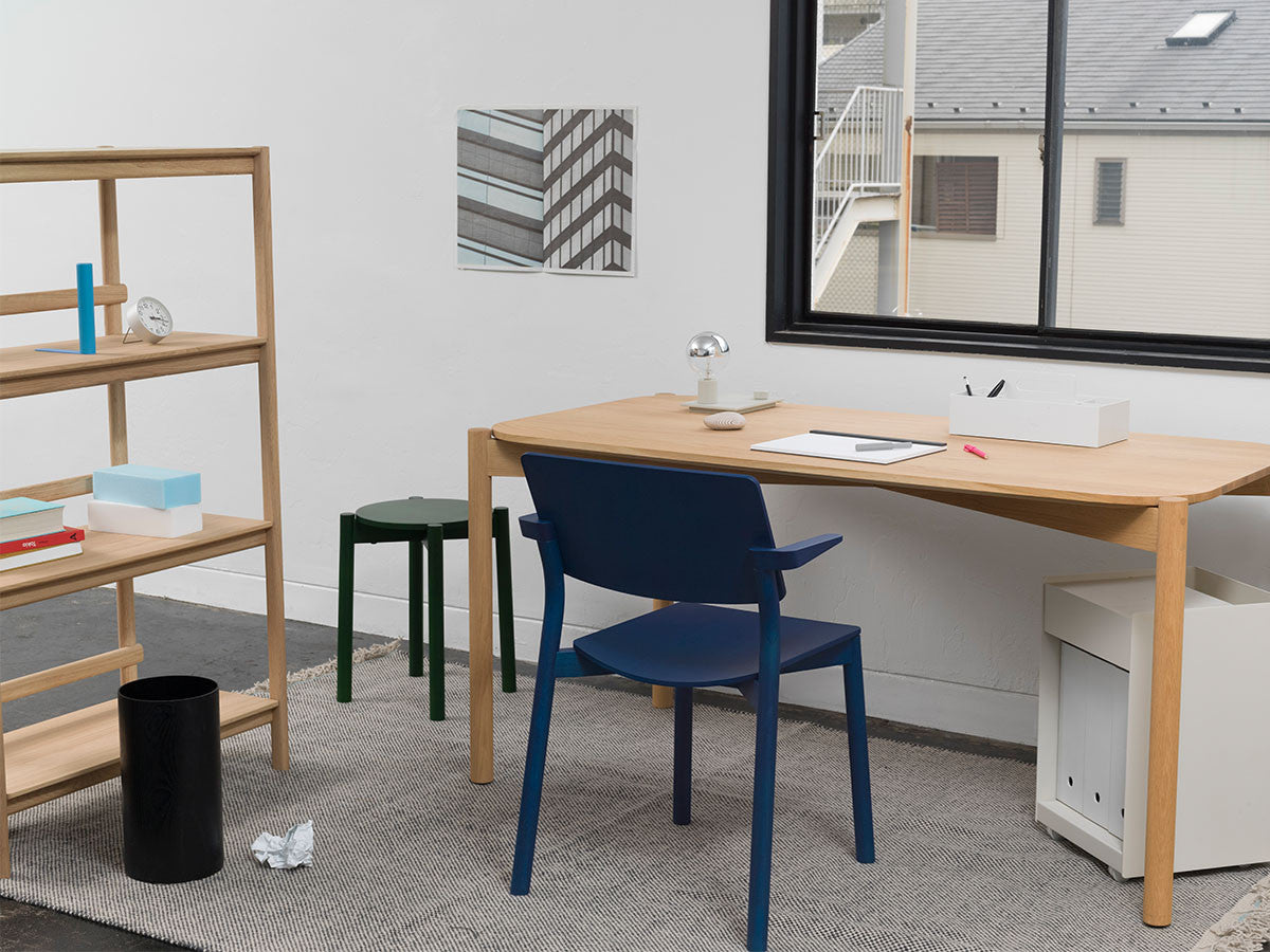 Hocker Castor Plus in Grün neben einem Schreibtisch aus Eiche, mit blauem Stuhl und Regal | Antifer