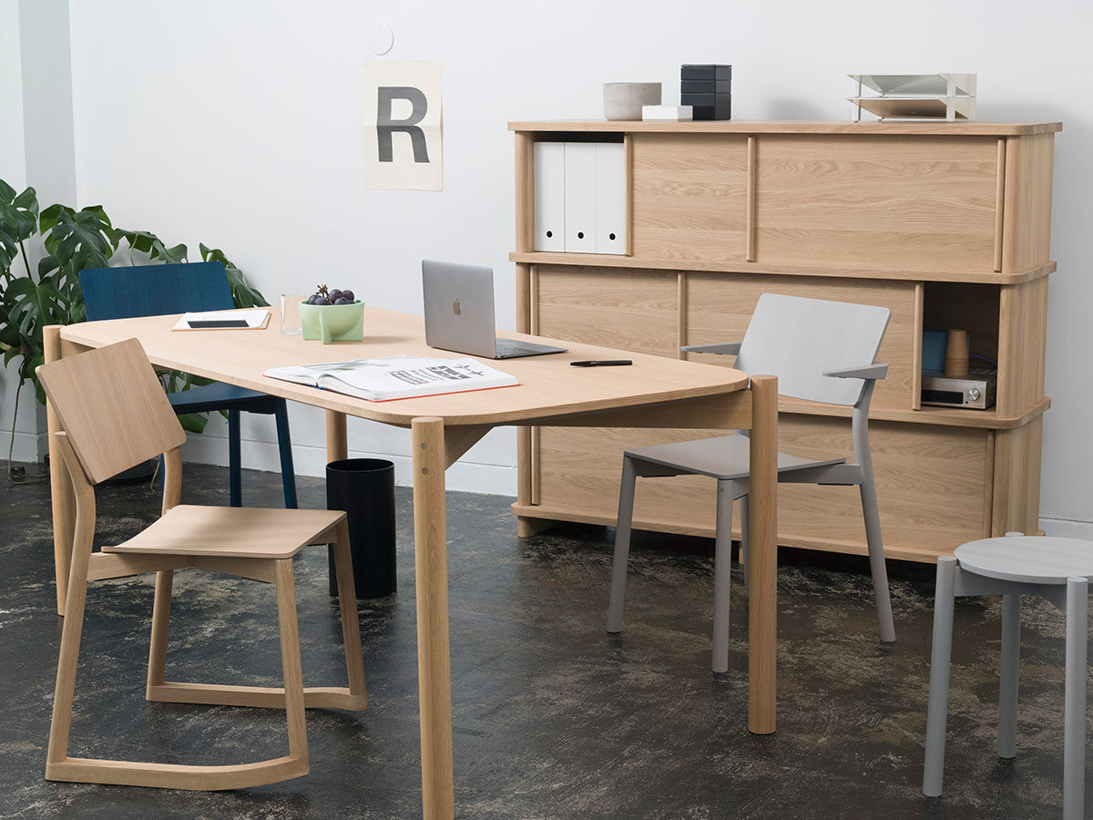 Hocker Castor Plus in Grau in einem Büro, mit Tisch aus Eiche, Stühlen und Sideboard | Antifer