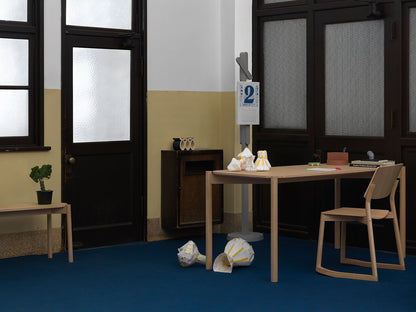 Banco de comedor Castor de roble en una sala luminosa con alfombra azul, con mesa y silla | Antifer