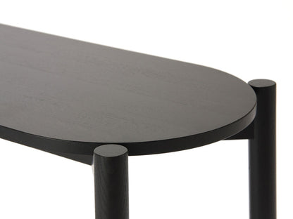Banco de comedor Castor — detalle del canto del asiento negro y del ensamble de la pata | Antifer