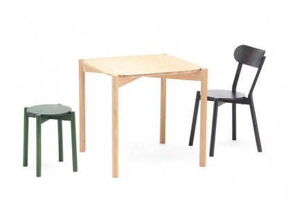 Hocker Castor Plus in Grün neben einem Tisch Castor und einem schwarzen Stuhl — Studioansicht Nr. 9 | Antifer
