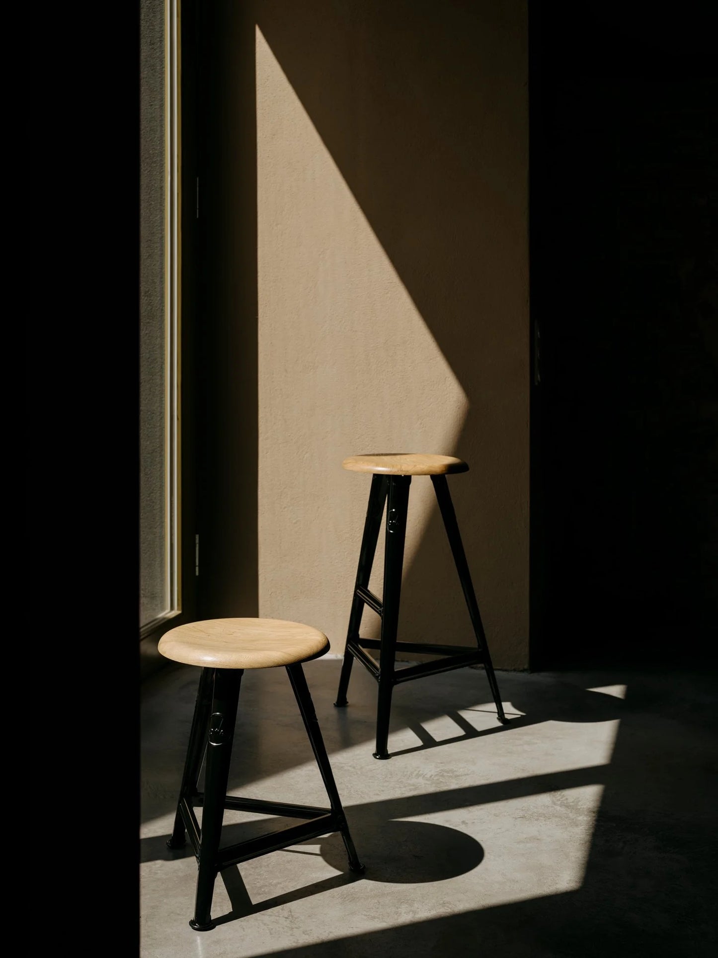 High stool Rowac Schemel 75 cm in context kitchen — steel riveté — Antifer