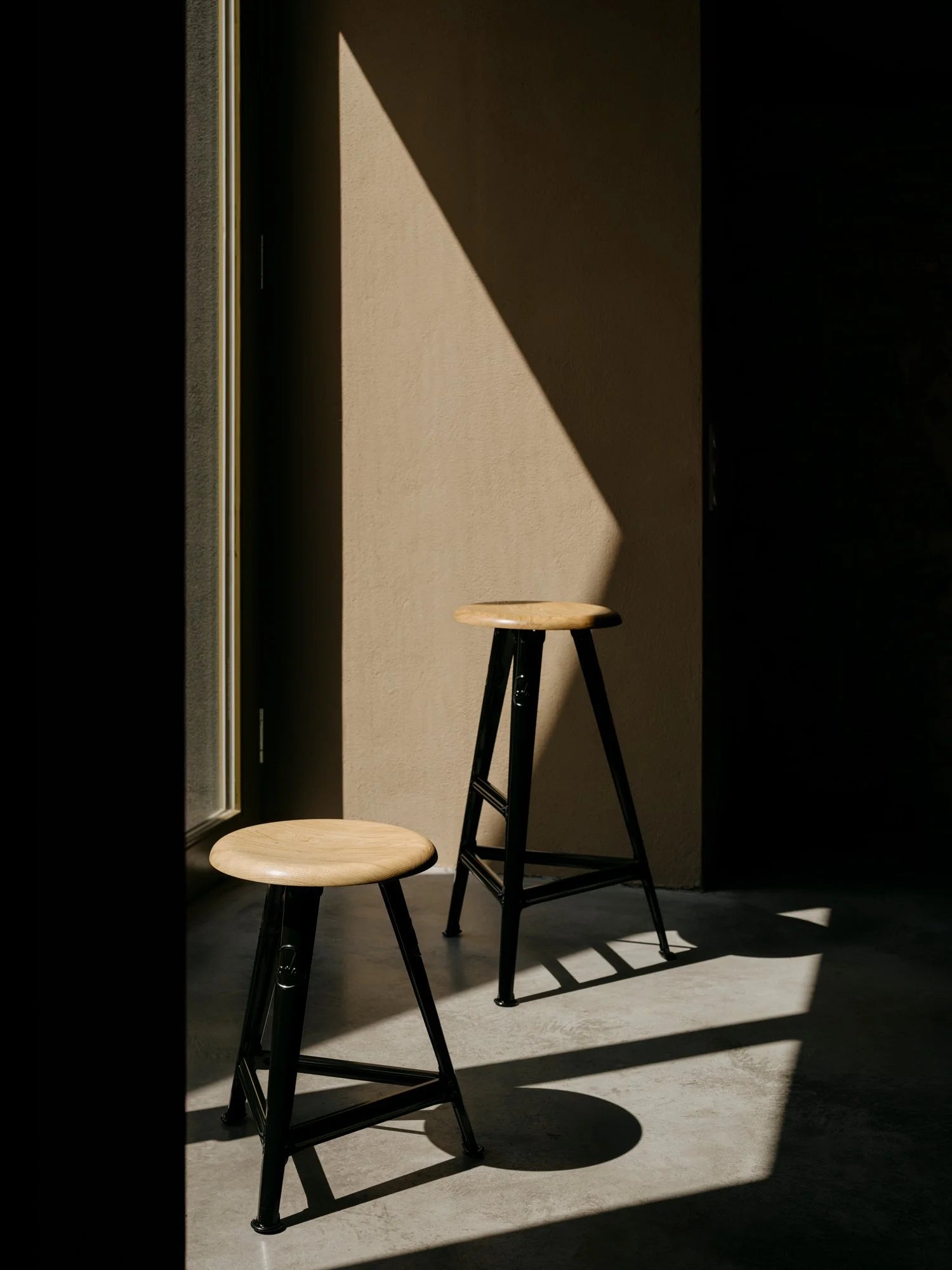 High stool Rowac Schemel 75 cm in context kitchen — steel riveté — Antifer