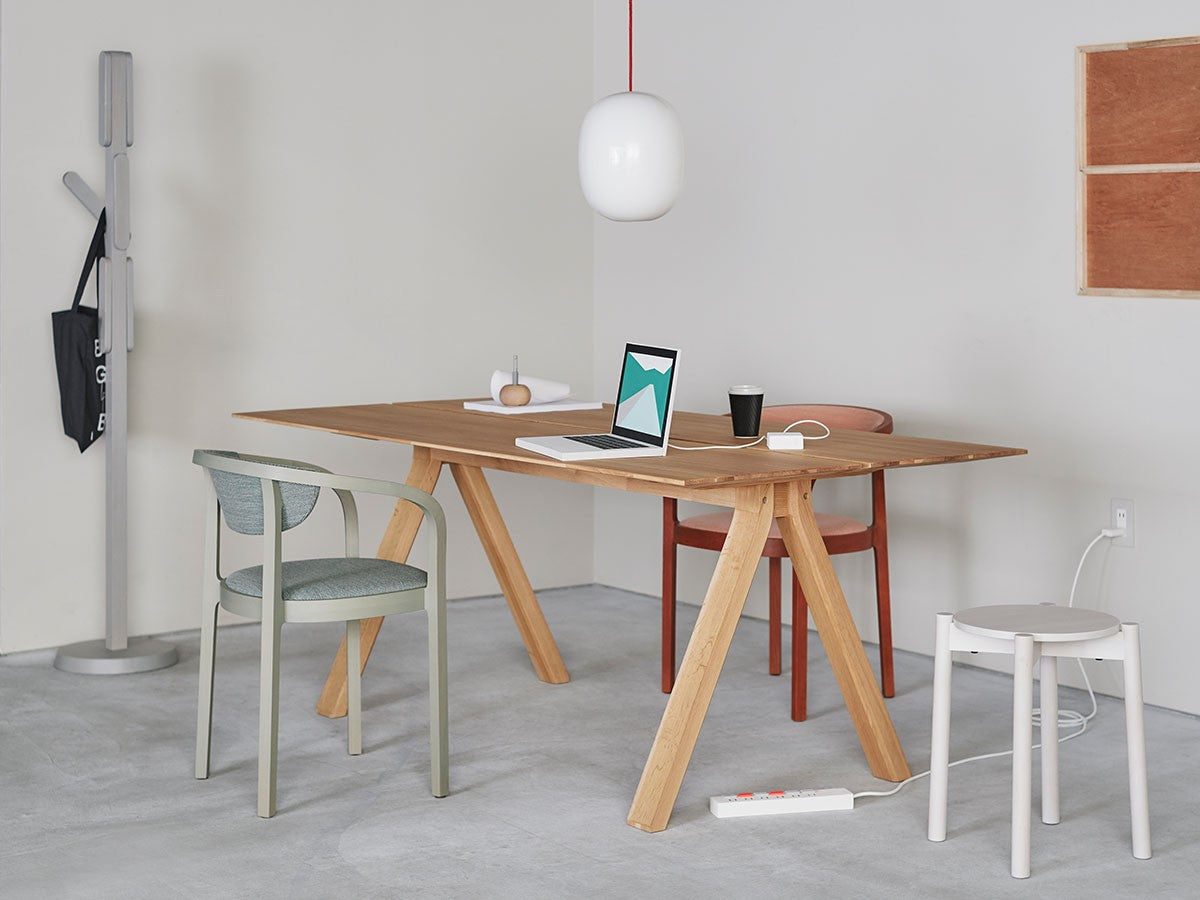 Hocker Castor Plus in Weiß in einem hellen Büro, mit Tisch aus Eiche und Garderobenständer Signs | Antifer