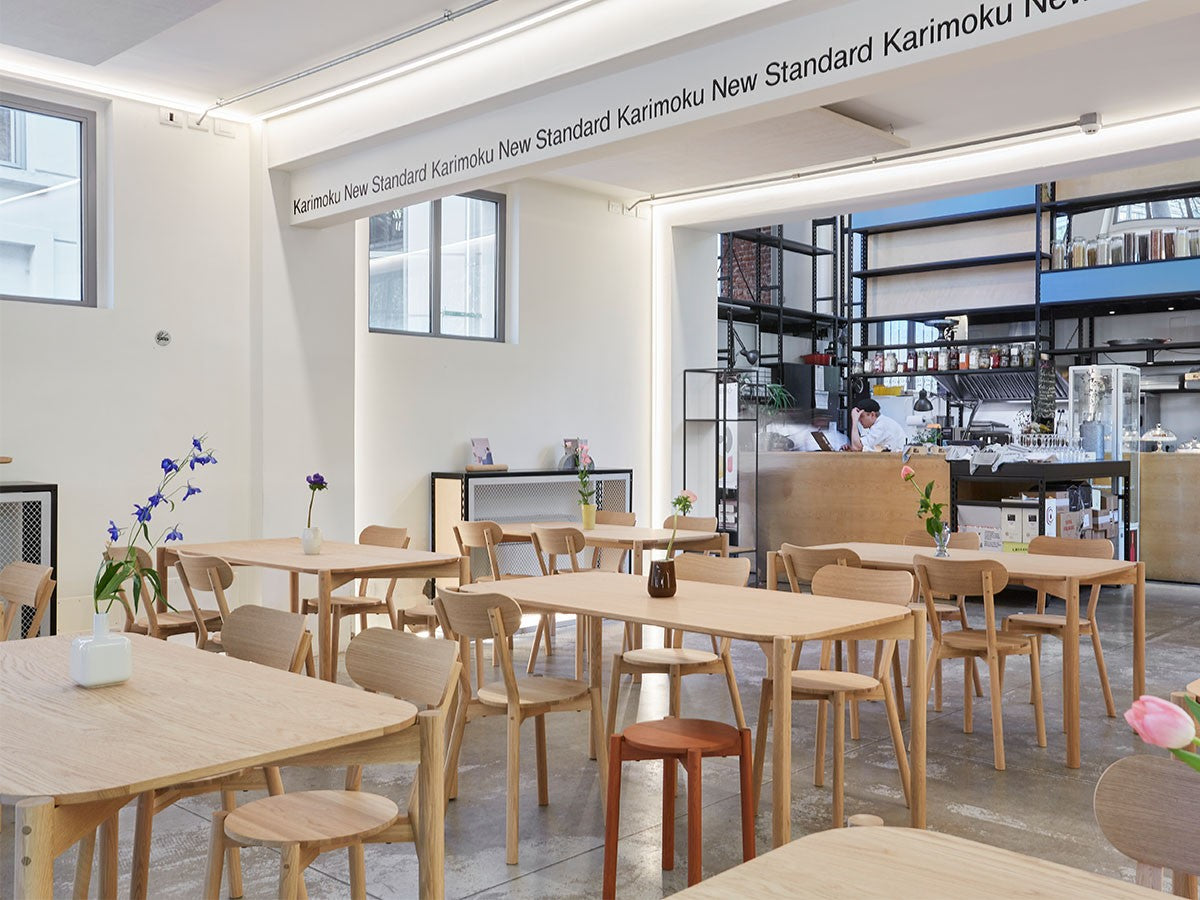 Hocker Castor Plus im Showroom von Karimoku New Standard, Tische und Stühle aus Eiche | Antifer
