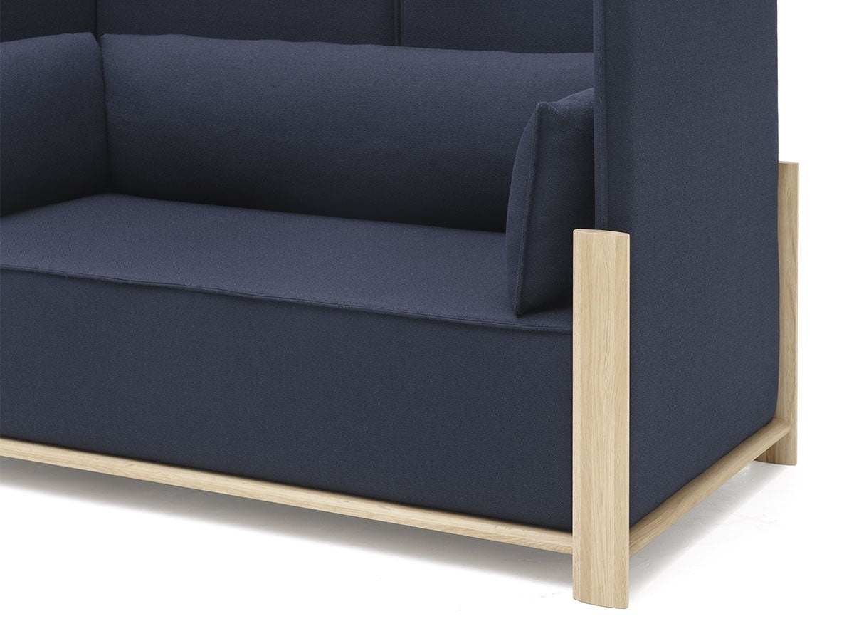 Sofá Fence 2 plazas — detalle del asiento azul marino y de la base de roble claro | Antifer