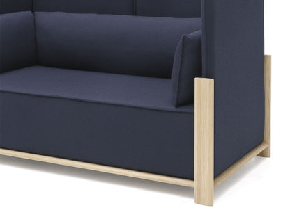Sofá Fence 2 plazas — detalle del asiento azul marino y de la base de roble claro | Antifer