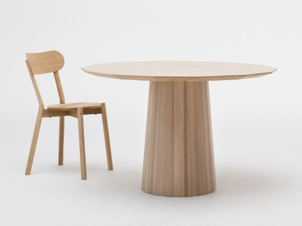 Stuhl Castor aus Eiche neben einem runden Tisch Colour Wood — Studioansicht Nr. 23 | Antifer