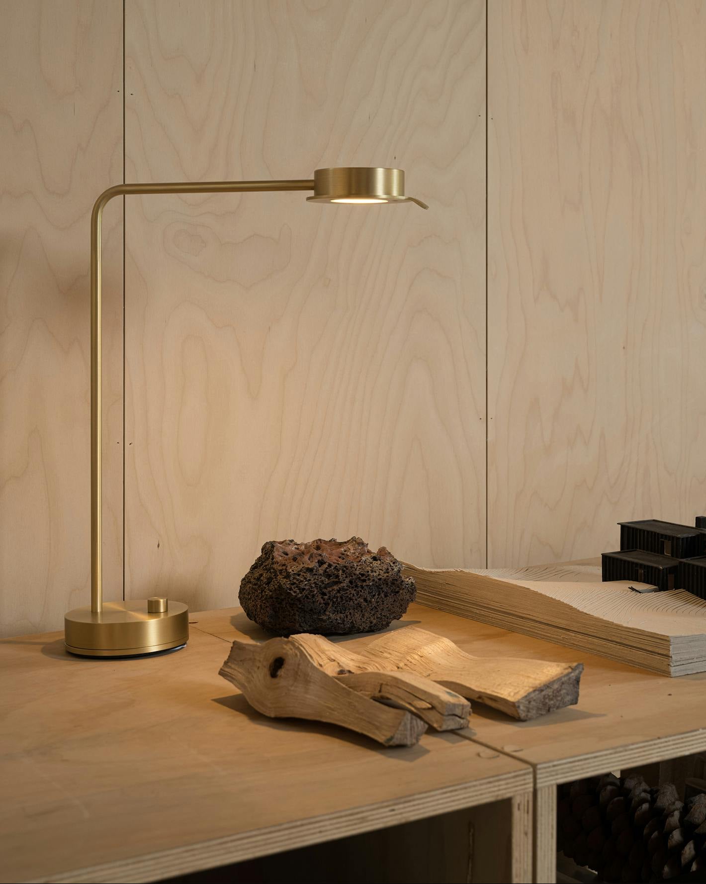 Cabinet étagère en bois clair avec lampe de bureau w102 Chipperfield tête pivotante