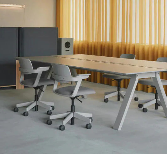 Fauteuil de bureau G-WOC Pad en bois massif et tissu Kvadrat, BIG-GAME pour Karimoku New Standard — vue studio n°2 | Antifer