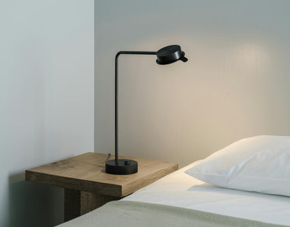 Chambre avec console en chêne brut sur laquelle avec lampe de bureau w102 Chipperfield est posée