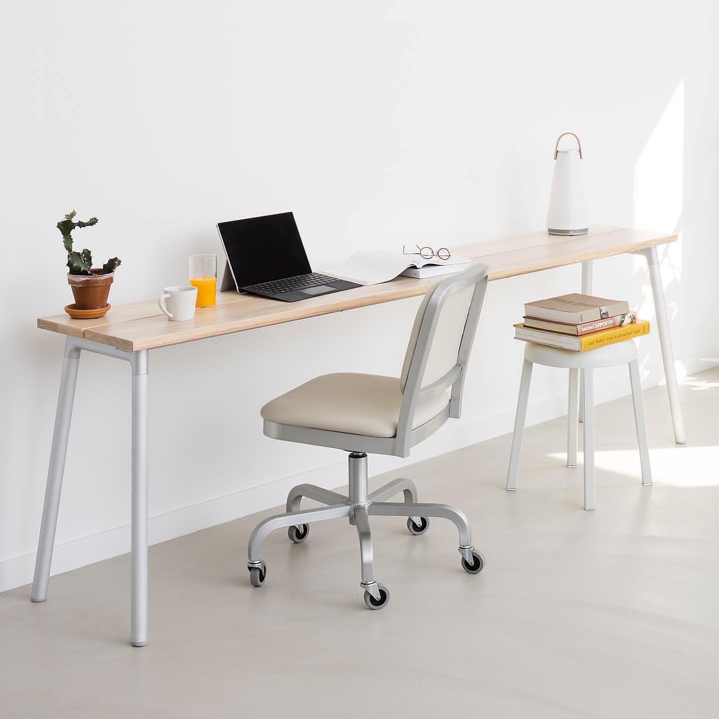 Bureau étroit design Run Emeco idéal pour petit espace de travail ou couloir