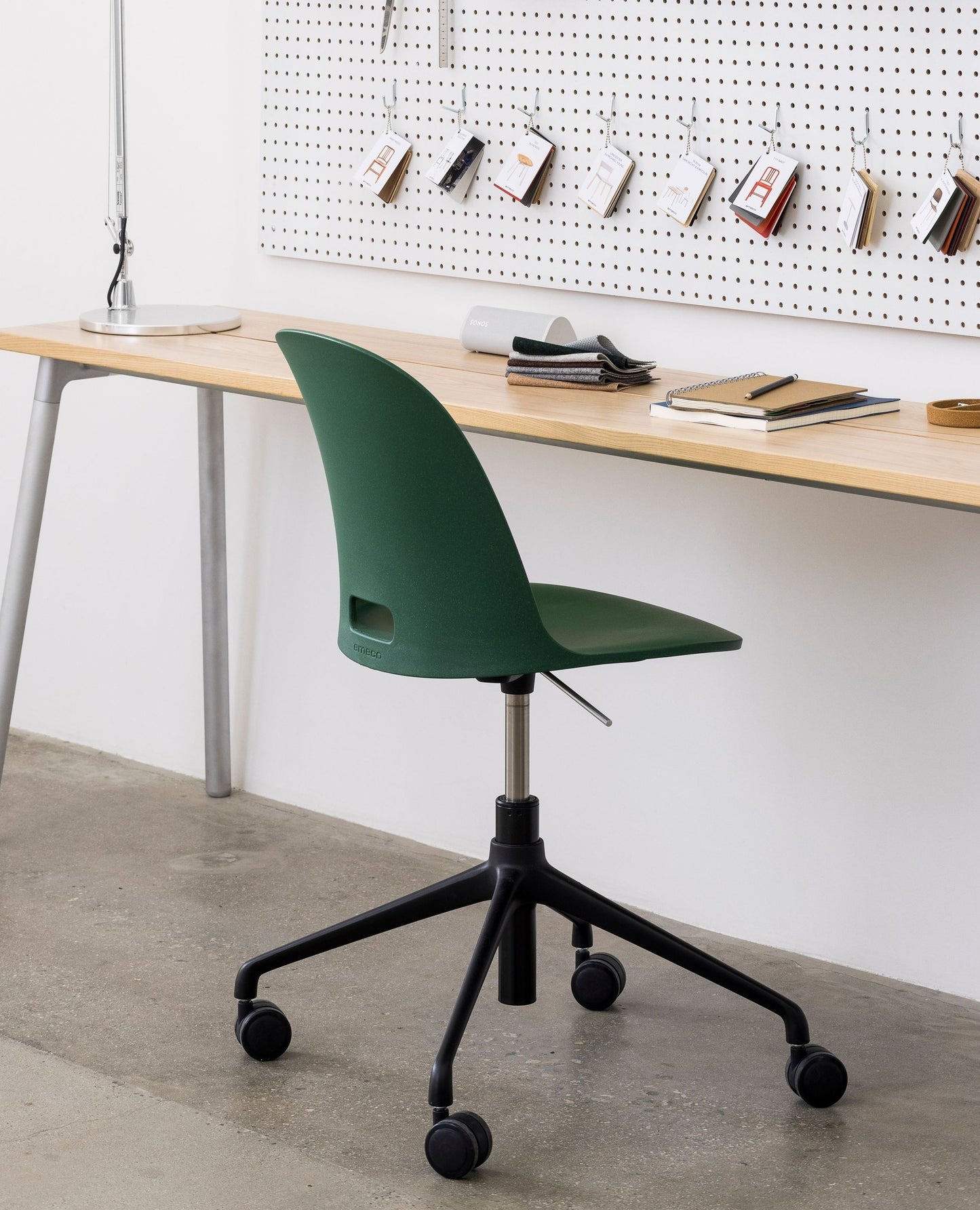 Atelier avec pense bête & bureau étroit design Run Emeco