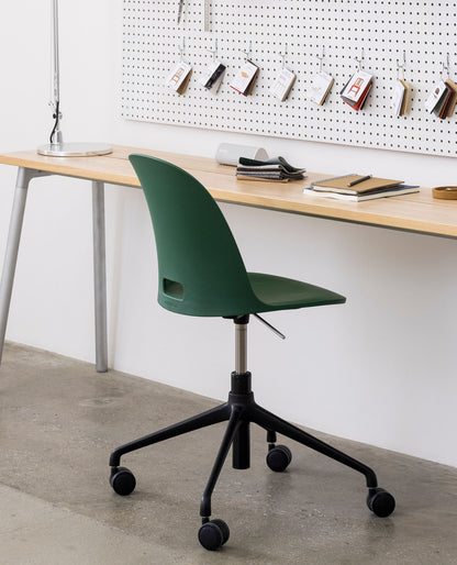 Atelier avec pense bête & bureau étroit design Run Emeco