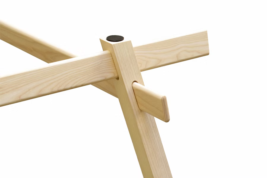 Piètement stand frêne massif gros plan 