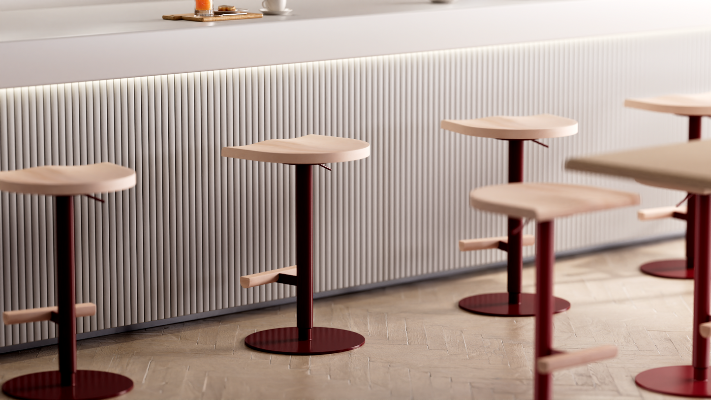 Tabouret ajustable Camarade en hêtre et acier devant un bar