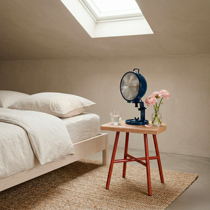Tabouret bas Camarade hêtre massif & acier avec lampe Jeep en chambre sous fenêtre — design Big-Game | Antifer