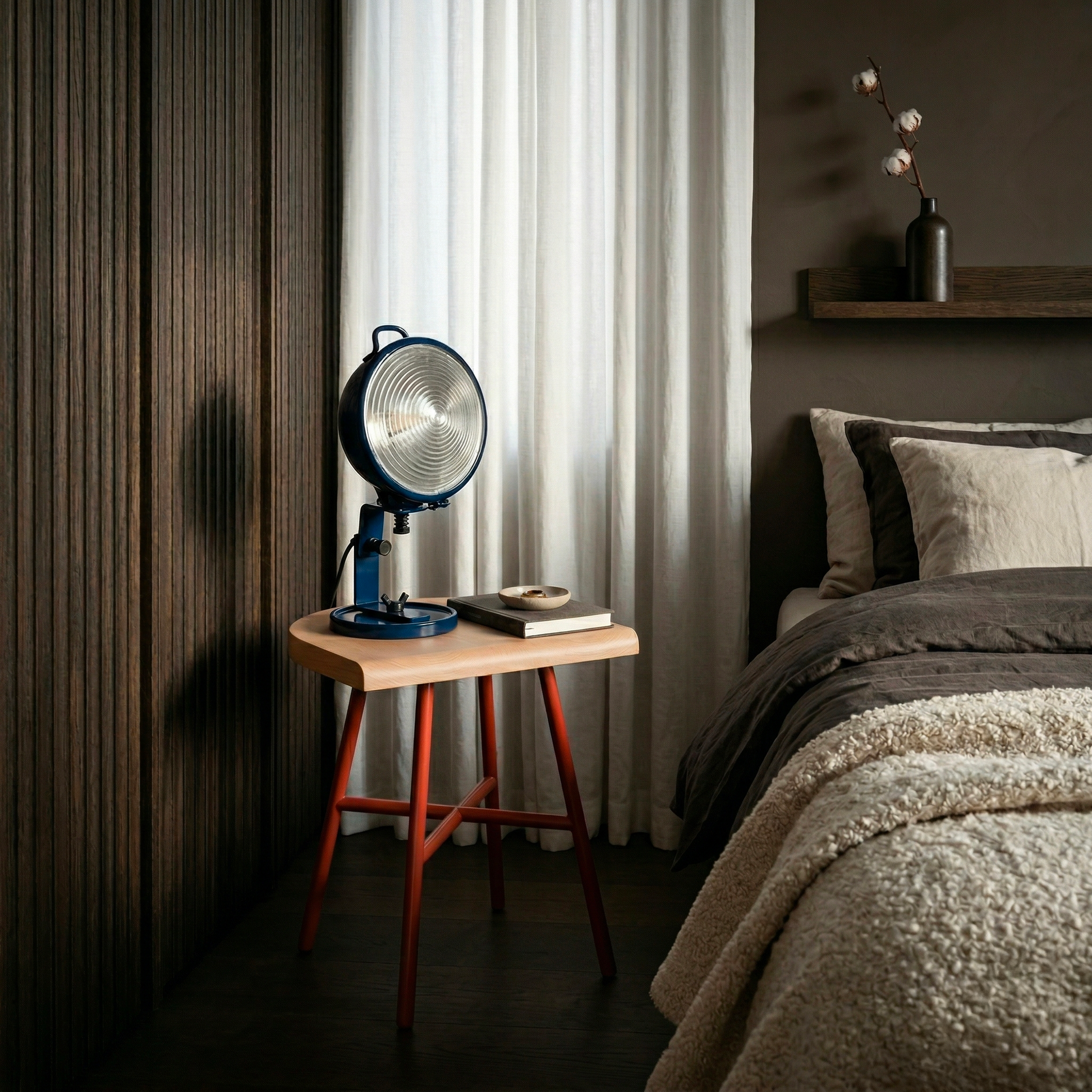 Tabouret bas Camarade hêtre massif & acier avec lampe Jeep en ambiance chambre tamisée — design Big-Game | Antifer