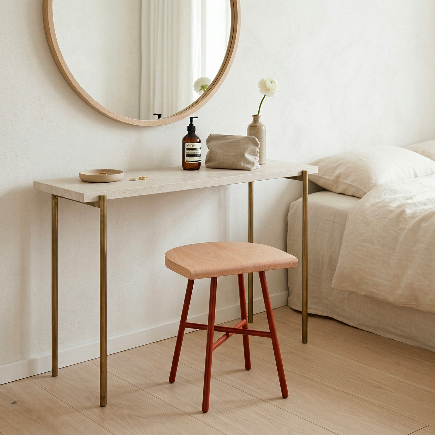 Tabouret bas Camarade hêtre massif & acier en console maquillage — design Big-Game | Antifer