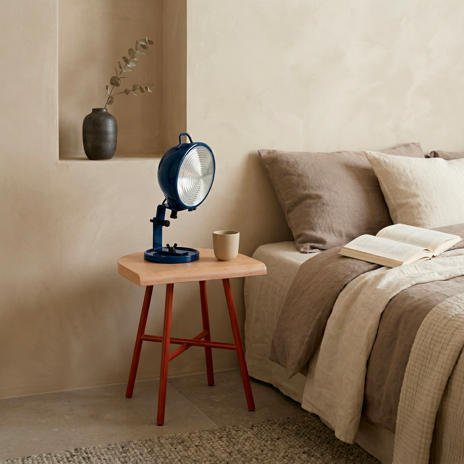 Tabouret bas Camarade hêtre massif & acier avec lampe Jeep en table de nuit — design Big-Game | Antifer