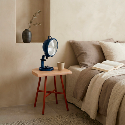 Tabouret bas Camarade hêtre massif & acier avec lampe Jeep en table de nuit — design Big-Game | Antifer
