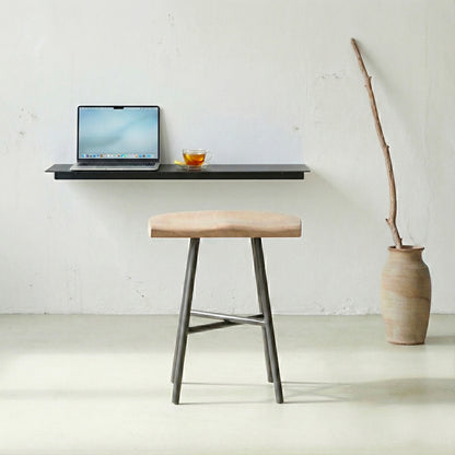Bureau zen ultra épuré. béton au sol. Mac book posé sur une planche. Camarade tabouret bas 45 cm assise hêtre massif pieds acier couleur ardoise . Design Big Game