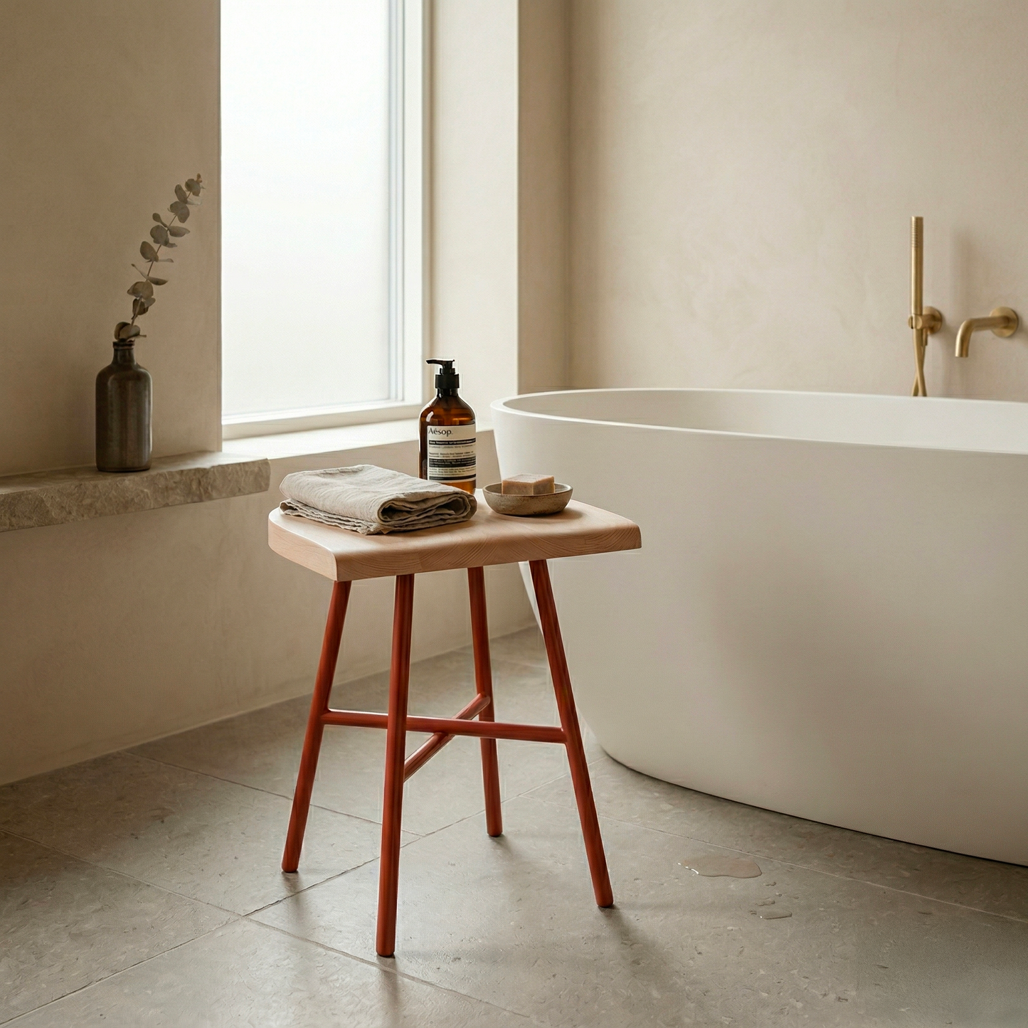 Tabouret bas Camarade hêtre massif & acier en salle de bain — design Big-Game | Antifer