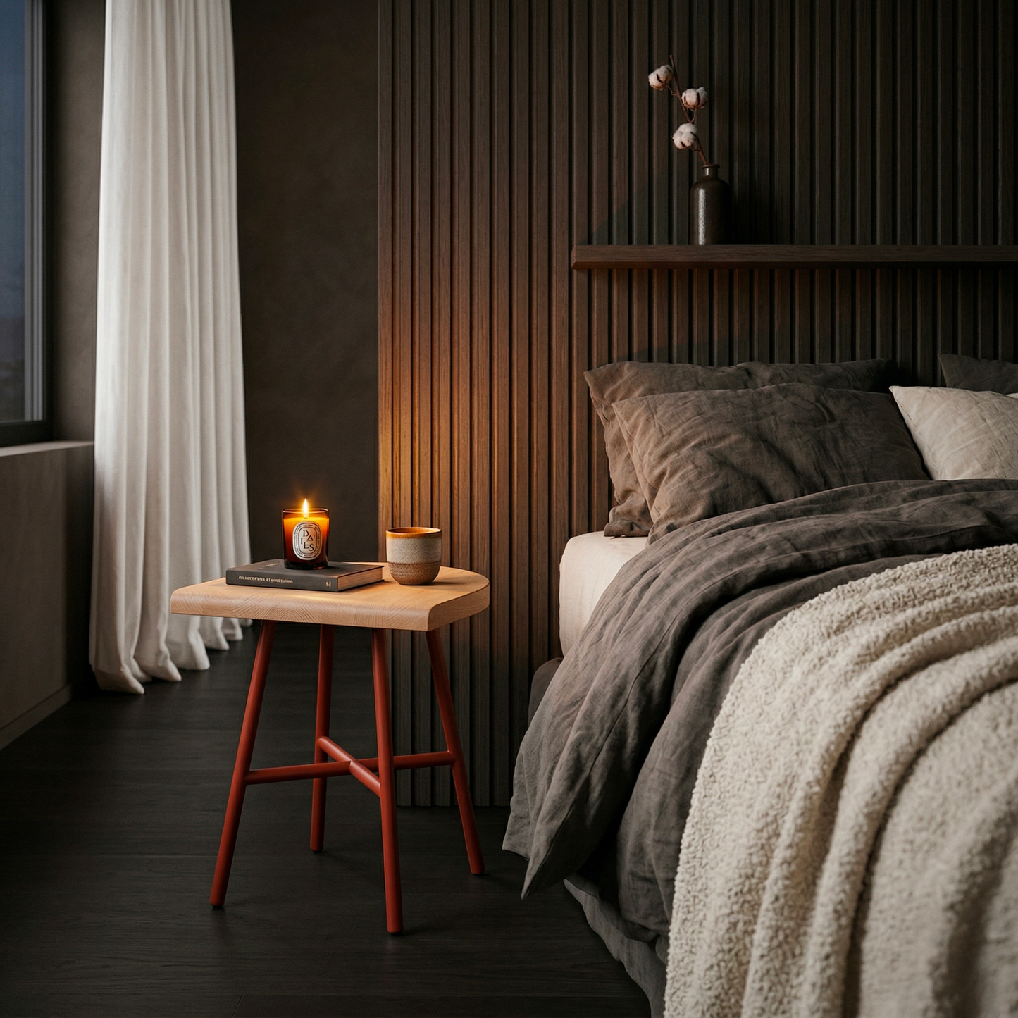 Tabouret bas Camarade hêtre massif & acier en table de nuit avec bougie — design Big-Game | Antifer