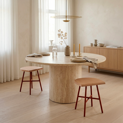 Tabouret bas Camarade hêtre massif & acier autour d'une table travertin — design Big-Game | Antifer