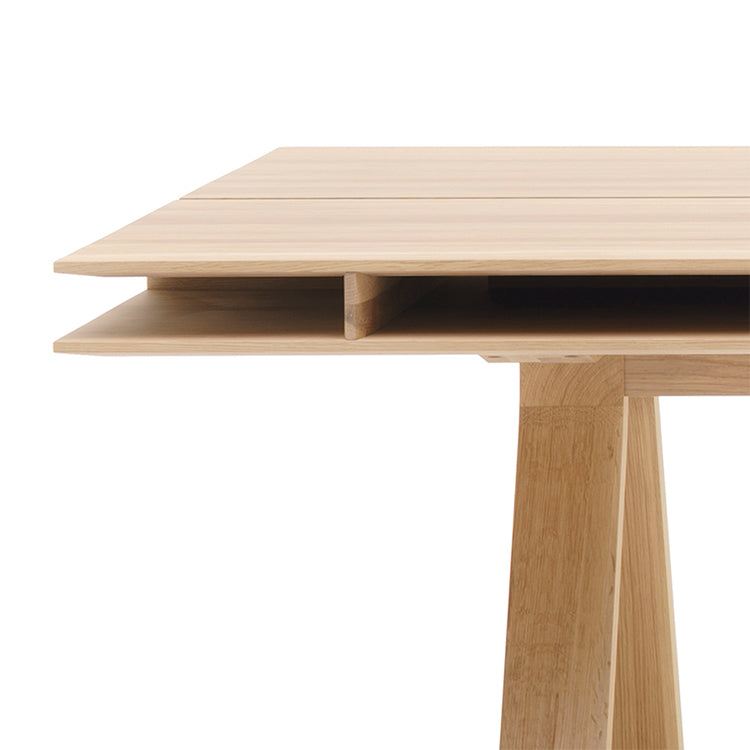 Bureau Spectrum DT 240 finition Pure Oak, gros plan sur l'angle du double plateau et le passe-câbles central