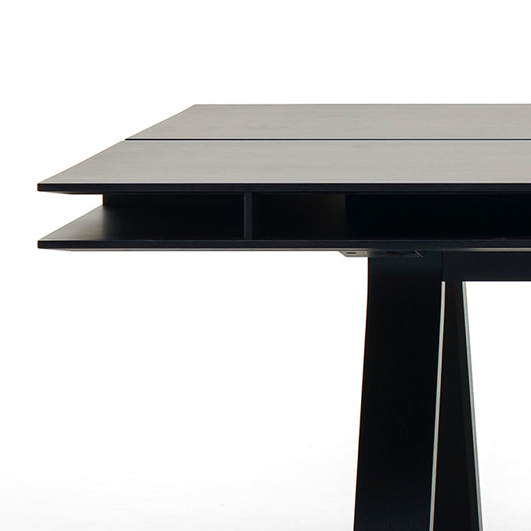 Bureau Spectrum DT 240 finition Grain Matt Black — détail de l'angle du plateau et du piétement | Antifer