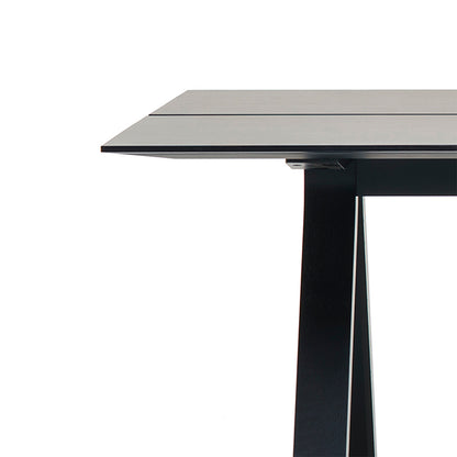 Bureau Spectrum ST 190 finition Grain Matt Black — détail de l'angle du plateau et du piétement | Antifer