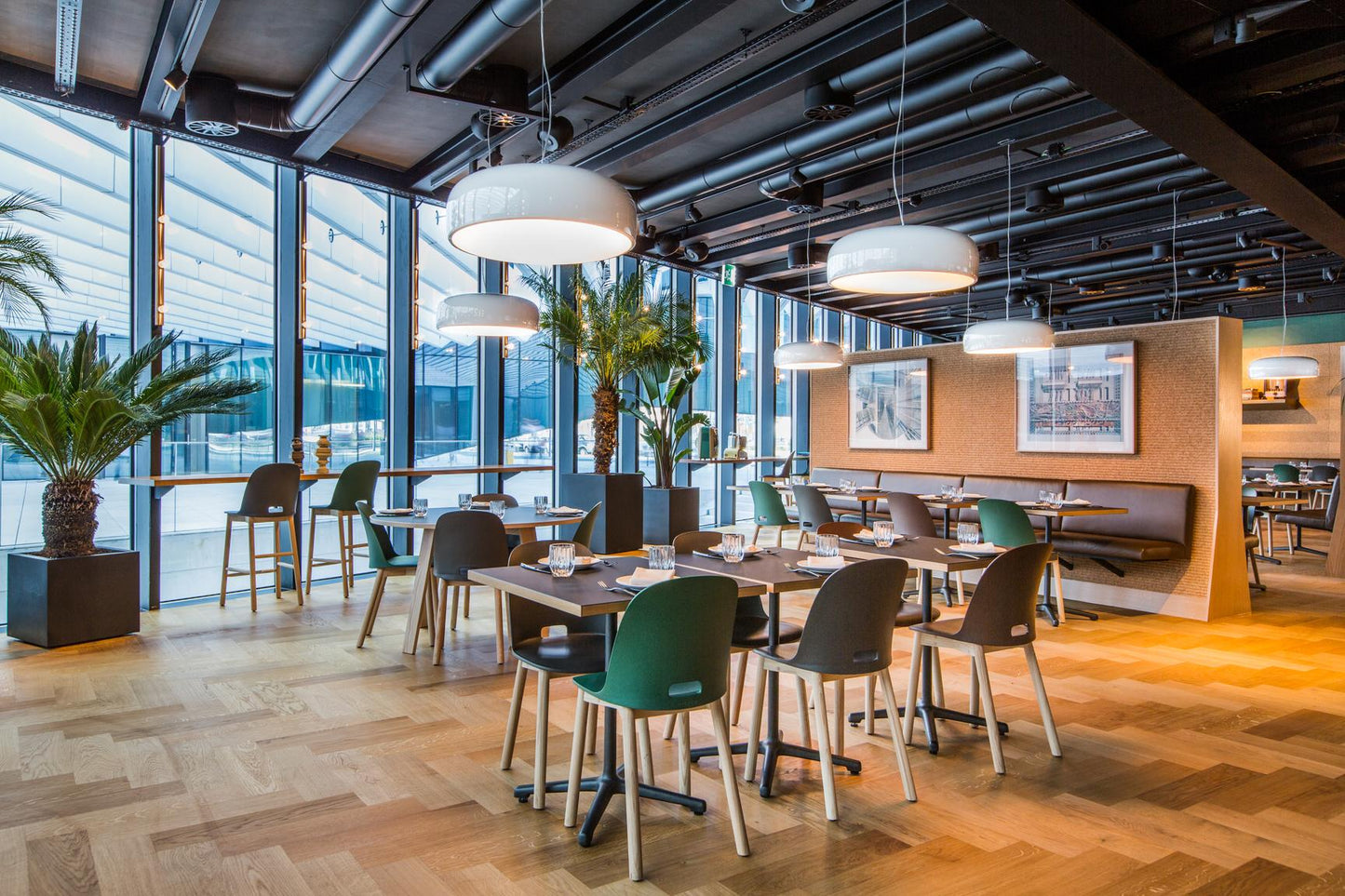 Espace cafétéria ouvert avec grande table  Chaise Alfi Emeco design Jasper Morrison à dossier haut couleur gris foncé & vert