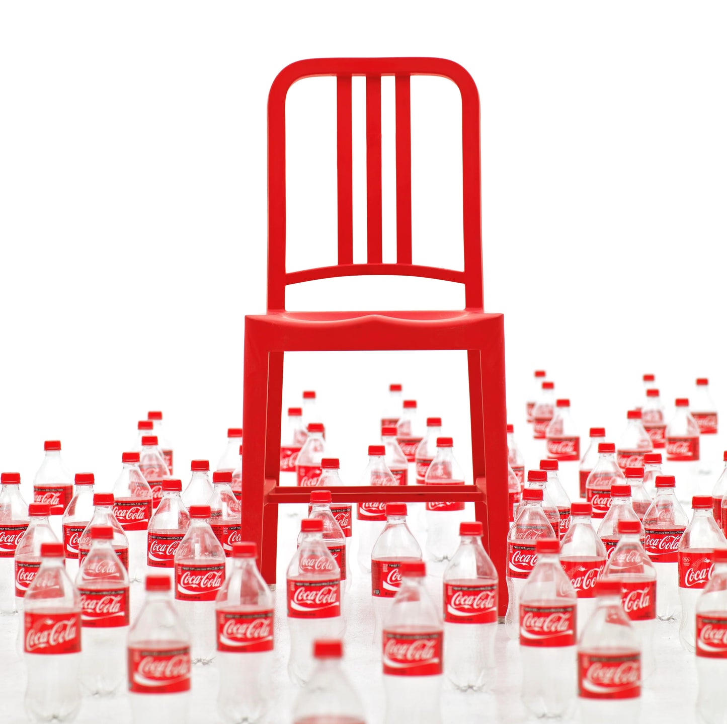 Bouteilles de Cola & Chaise 111 Navy Emeco - créé avec plastique rPET recyclé