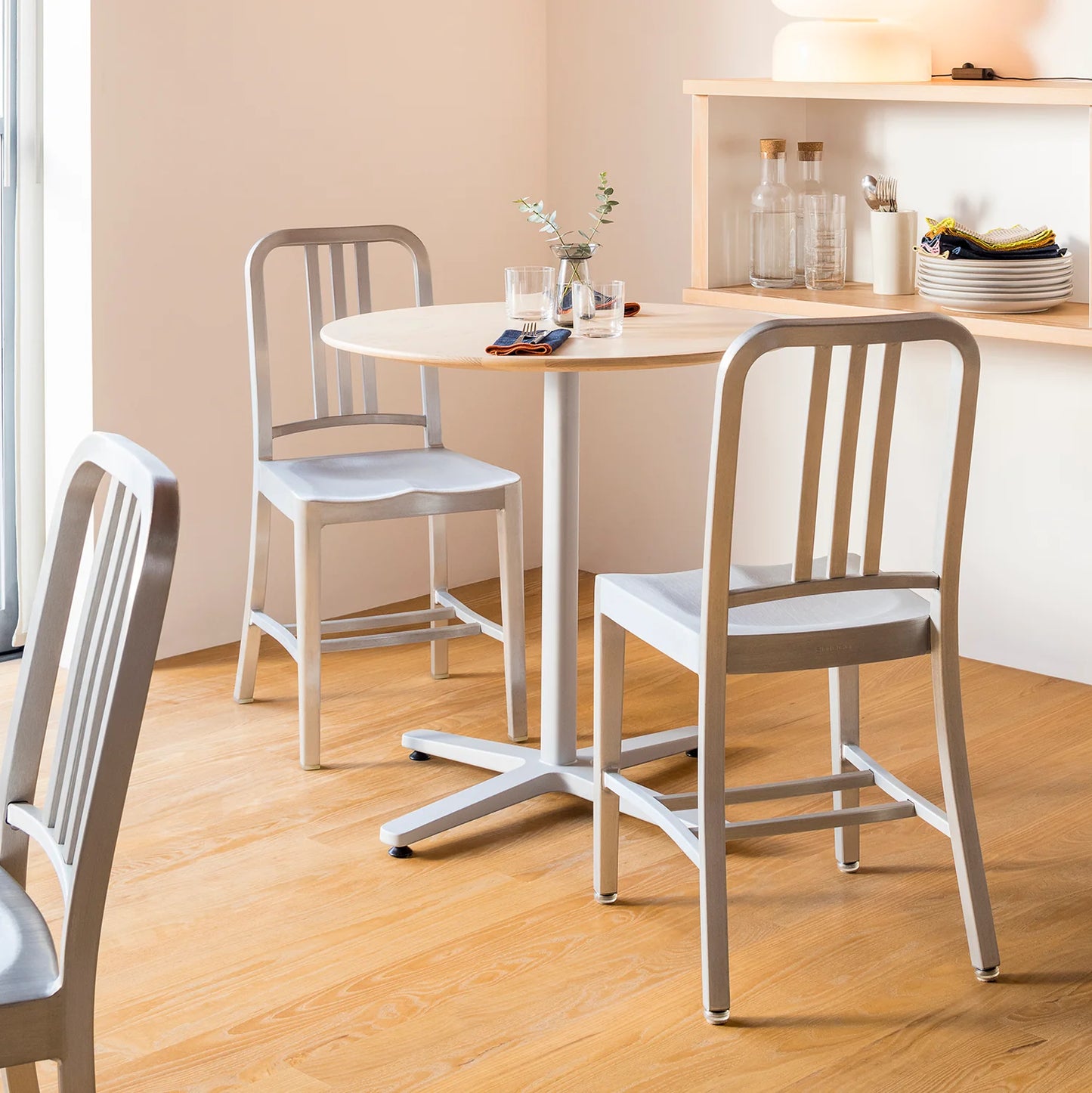 Cantine ou Salle à manger avec chaises Navy 1006 aluminium Emeco autour d'une table