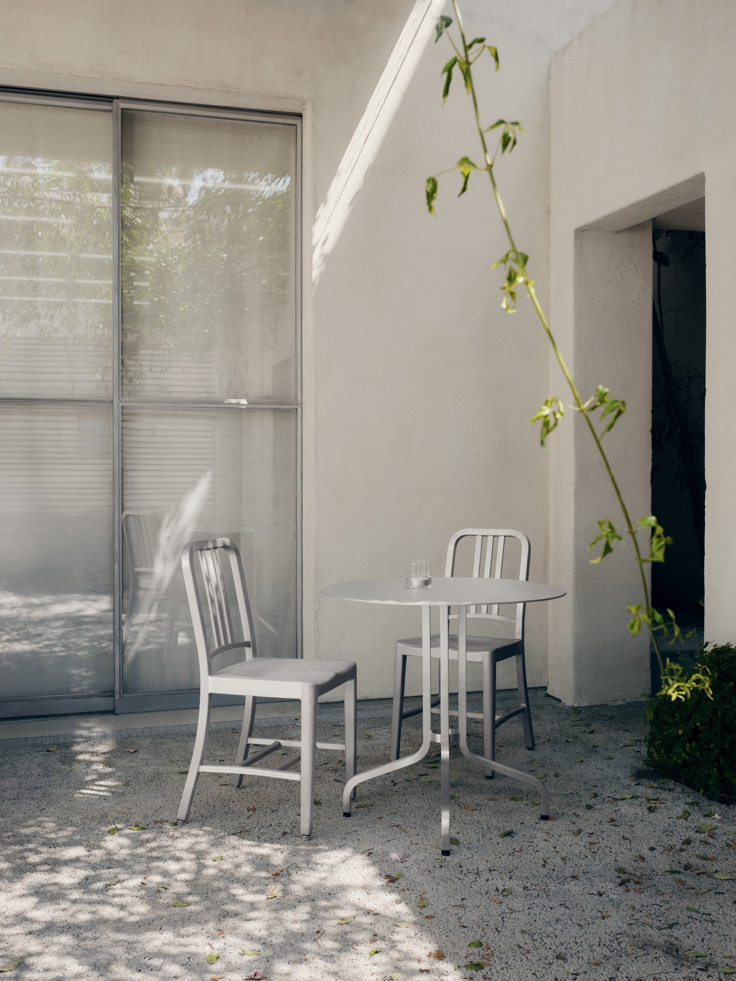 Chaise 1006 Navy — Emeco, table 1 Inch