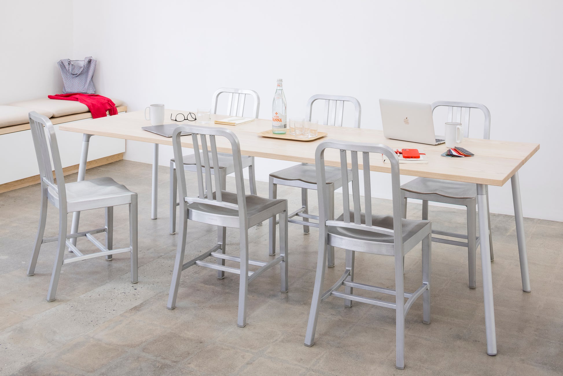 Chairs Emeco 1006 Navy around a table Run in context dining room — recycled aluminum 80 %, american design | Antifer