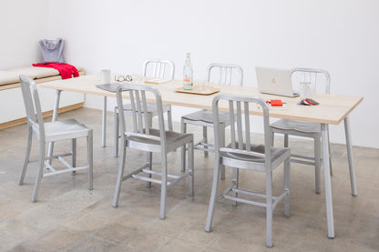 Chairs Emeco 1006 Navy around a table Run in context dining room — recycled aluminum 80 %, american design | Antifer