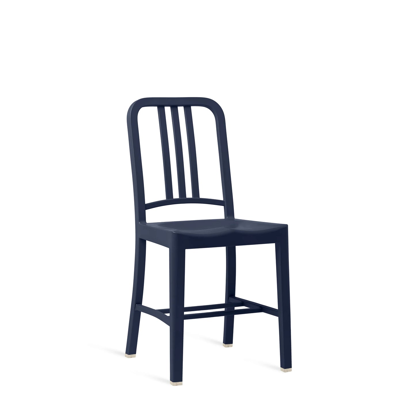 Chaise 111 Navy Emeco en plastique rPET recyclé couleur bleu marine vue de 3 4