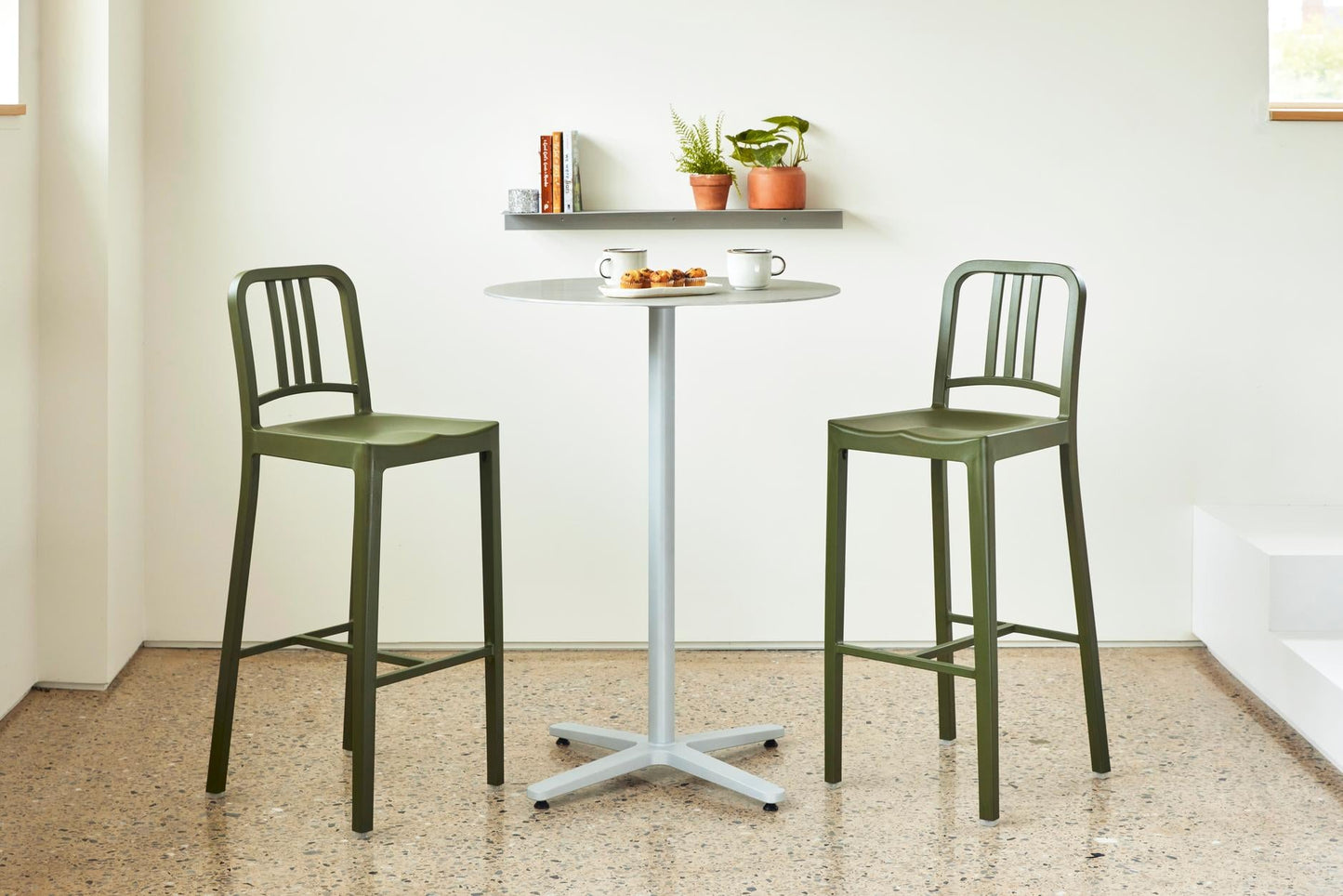 Table haute 2 Inch base étoile Emeco, hauteur bar, tabourets 111 Navy | Antifer