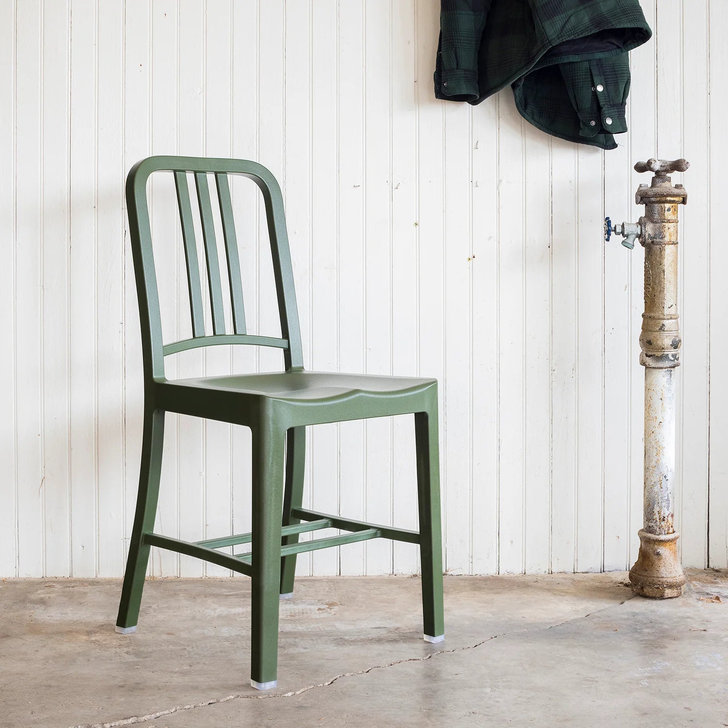 Caserne de pompier Chaise 111 Navy Emeco en plastique rPET recyclé couleur vert cypress 