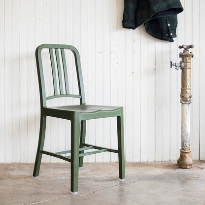 Caserne de pompier Chaise 111 Navy Emeco en plastique rPET recyclé couleur vert cypress 