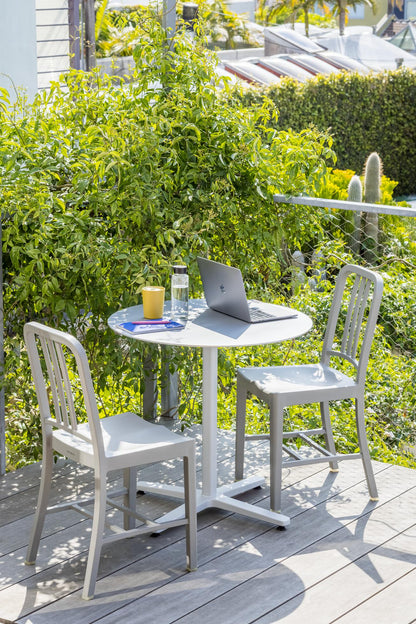 Table café 2 Inch base étoile Emeco en terrasse, chaises 111 Navy | Antifer