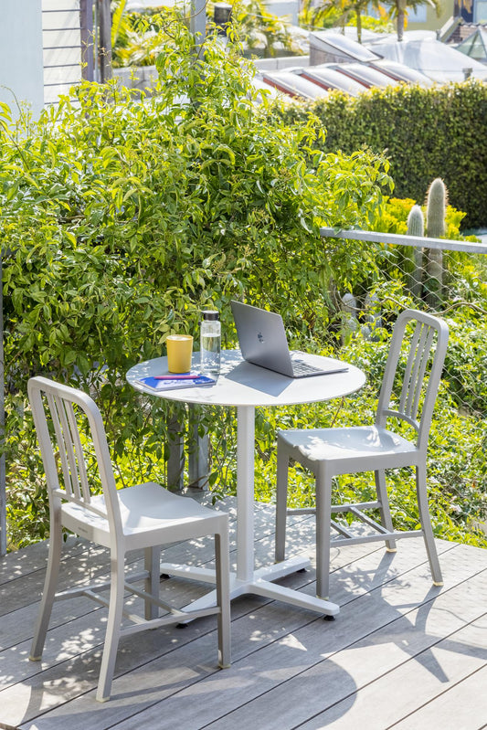 Table café 2 Inch base étoile Emeco en terrasse, chaises 111 Navy | Antifer