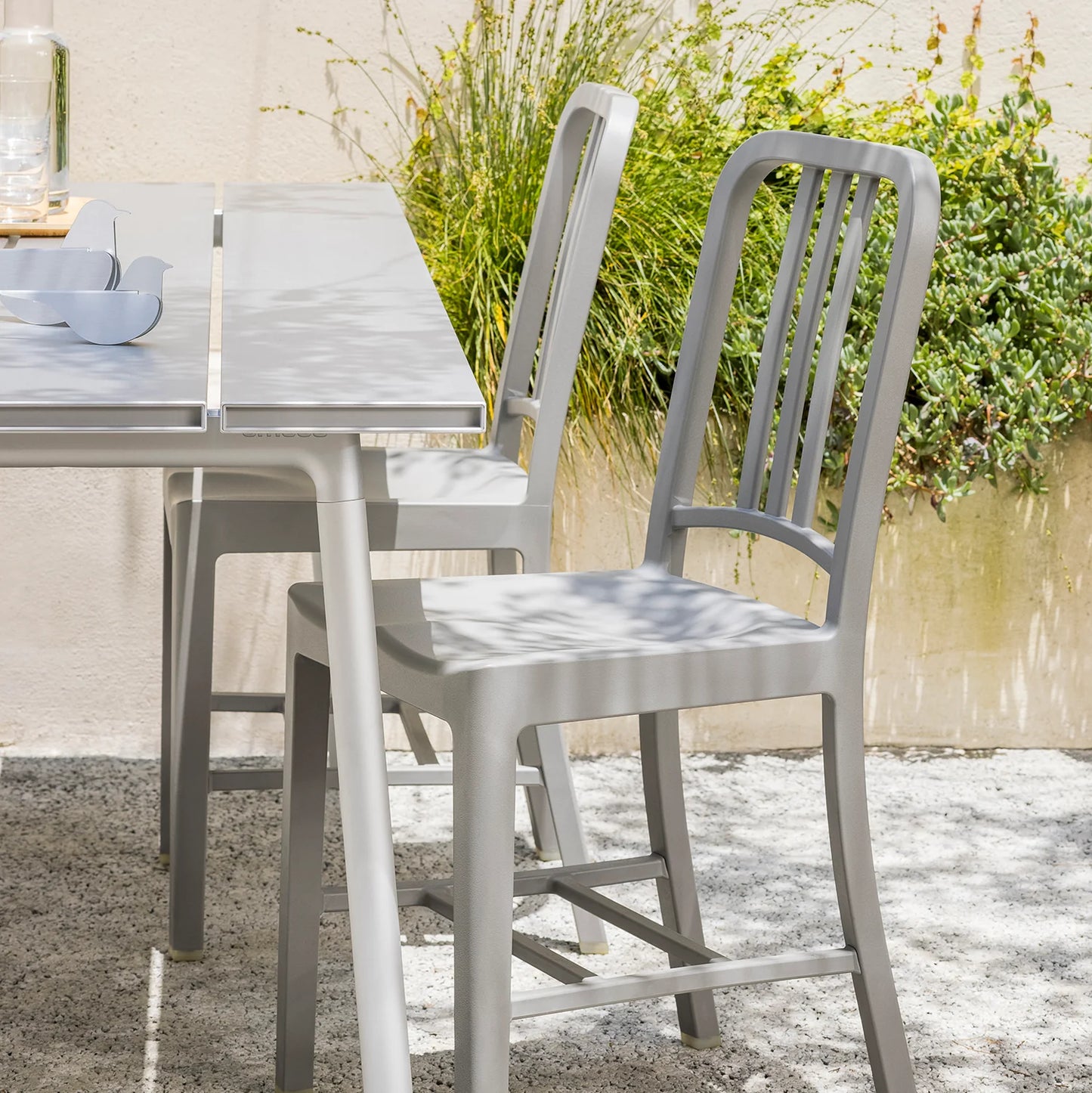 Terrasse extérieure aménagée avec chaises 111 Navy